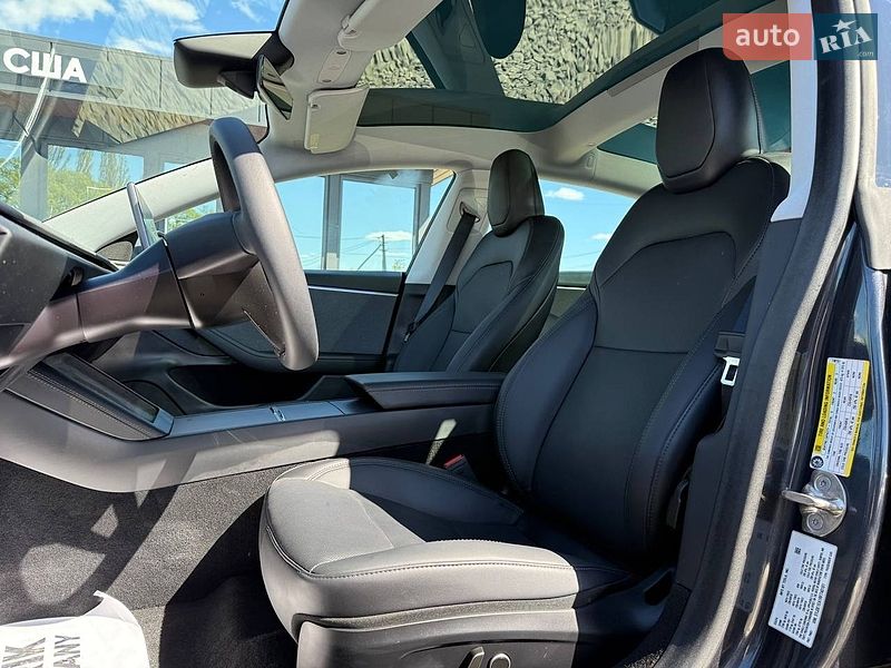 Седан Tesla Model 3 2024 в Луцьку