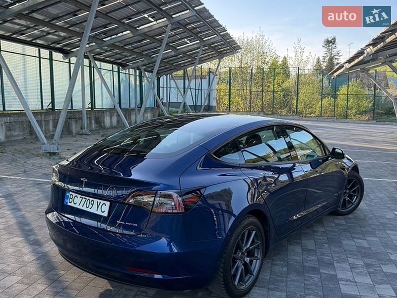 Седан Tesla Model 3 2021 в Львові