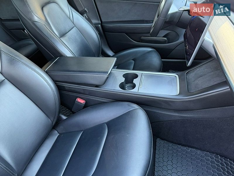 Седан Tesla Model 3 2021 в Львові