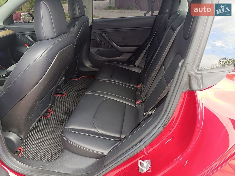 Седан Tesla Model 3 2018 в Бучі