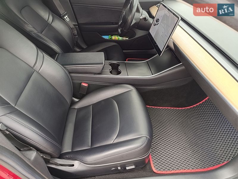 Седан Tesla Model 3 2018 в Бучі