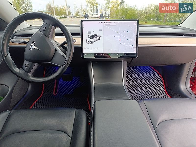 Седан Tesla Model 3 2018 в Бучі