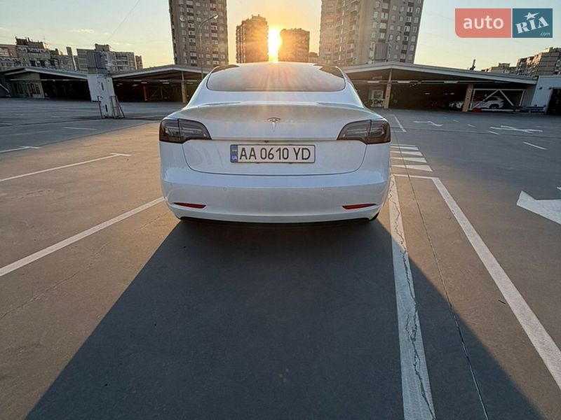 Седан Tesla Model 3 2021 в Киеве