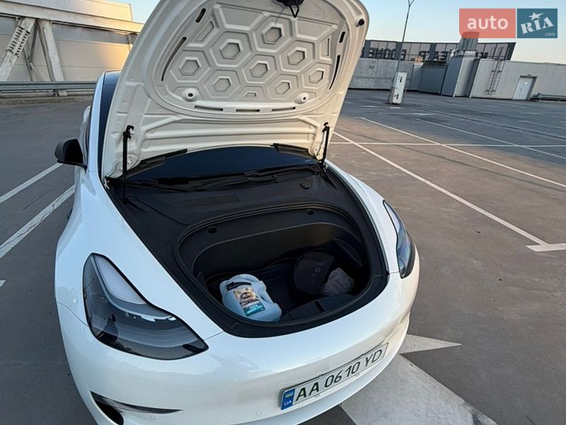 Седан Tesla Model 3 2021 в Киеве