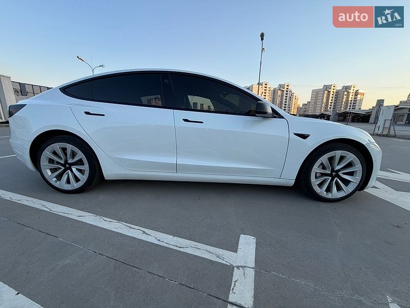 Седан Tesla Model 3 2021 в Киеве