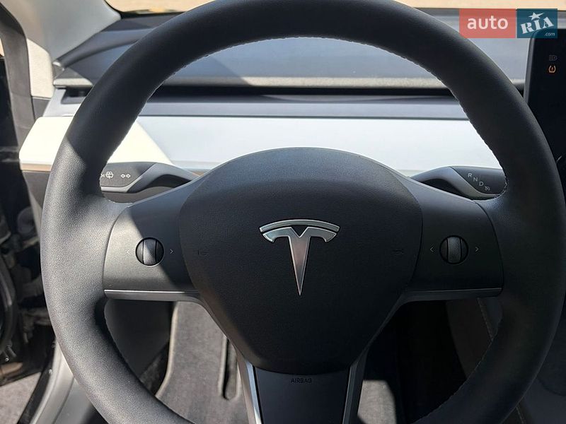 Седан Tesla Model 3 2023 в Ровно