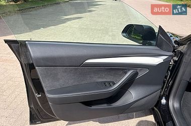 Седан Tesla Model 3 2023 в Ровно