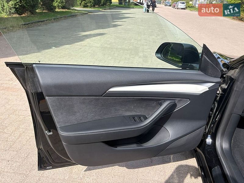 Седан Tesla Model 3 2023 в Ровно