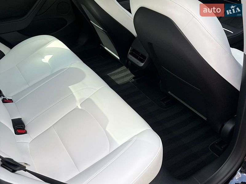 Седан Tesla Model 3 2023 в Ровно