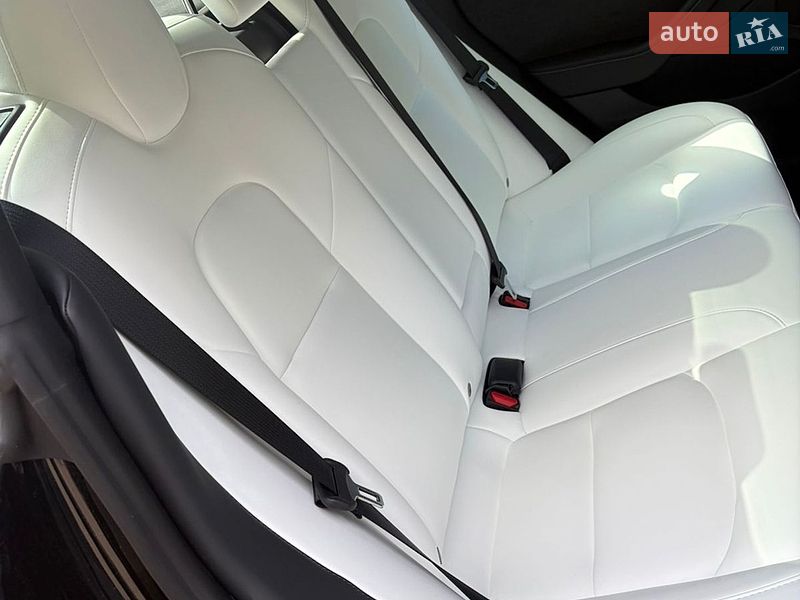 Седан Tesla Model 3 2023 в Ровно