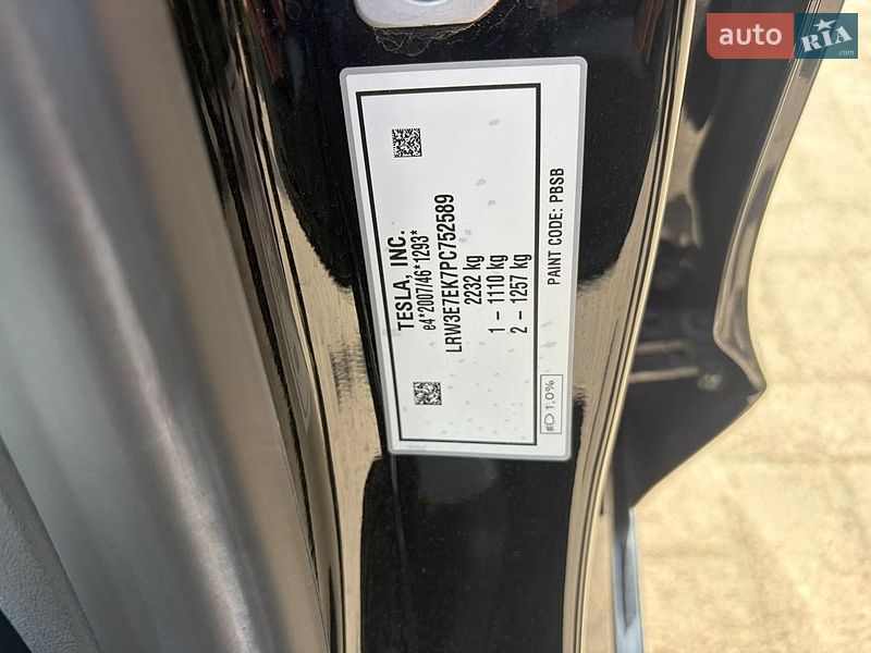 Седан Tesla Model 3 2023 в Ровно