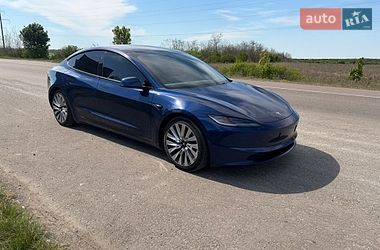 Седан Tesla Model 3 2024 в Ужгороді