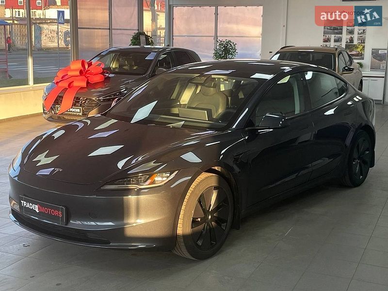 Седан Tesla Model 3 2024 в Киеве