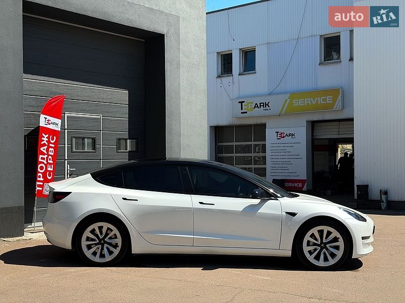 Седан Tesla Model 3 2022 в Киеве