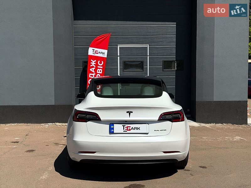 Седан Tesla Model 3 2022 в Киеве