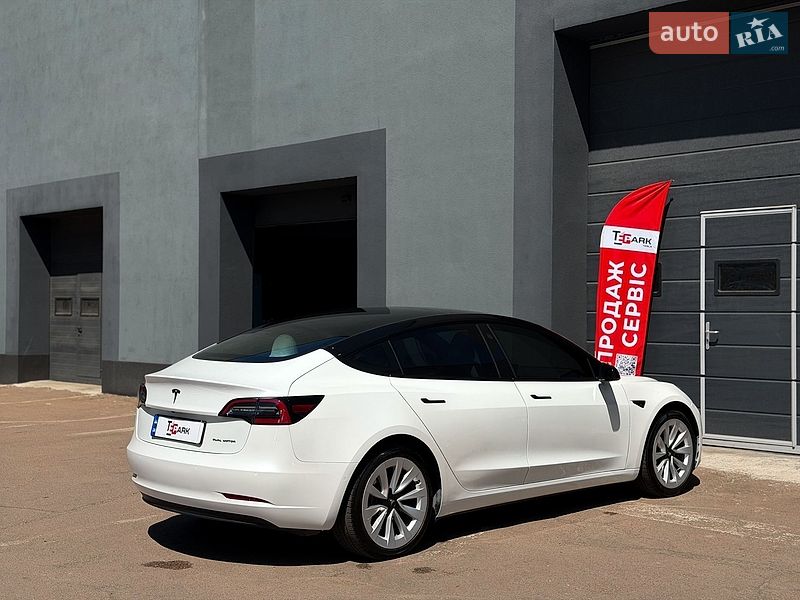 Седан Tesla Model 3 2022 в Киеве