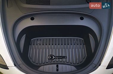 Седан Tesla Model 3 2021 в Львове
