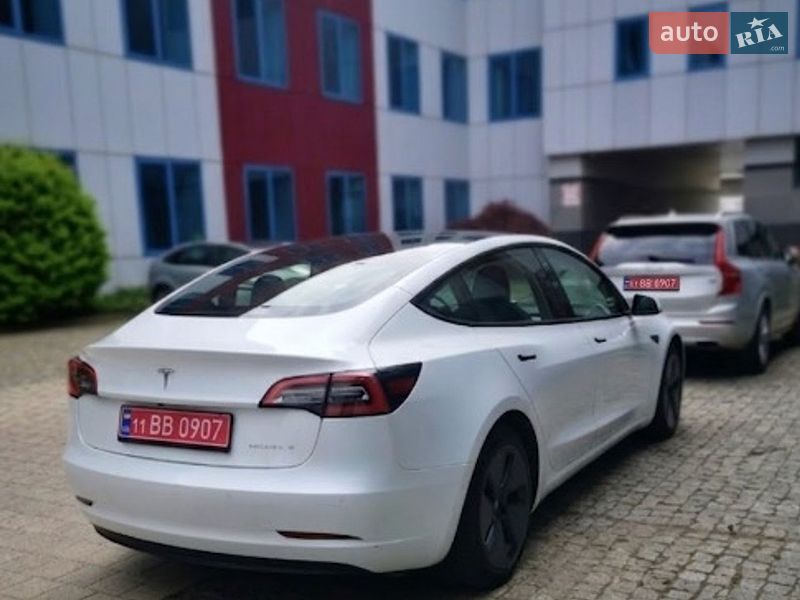 Седан Tesla Model 3 2021 в Львове