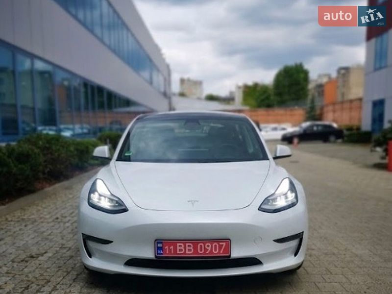Седан Tesla Model 3 2021 в Львове