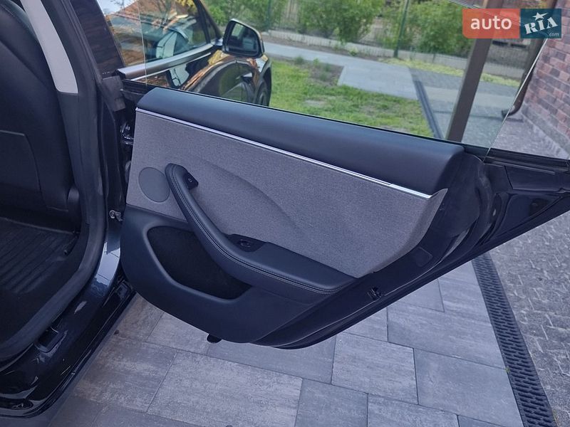 Седан Tesla Model 3 2024 в Дніпрі