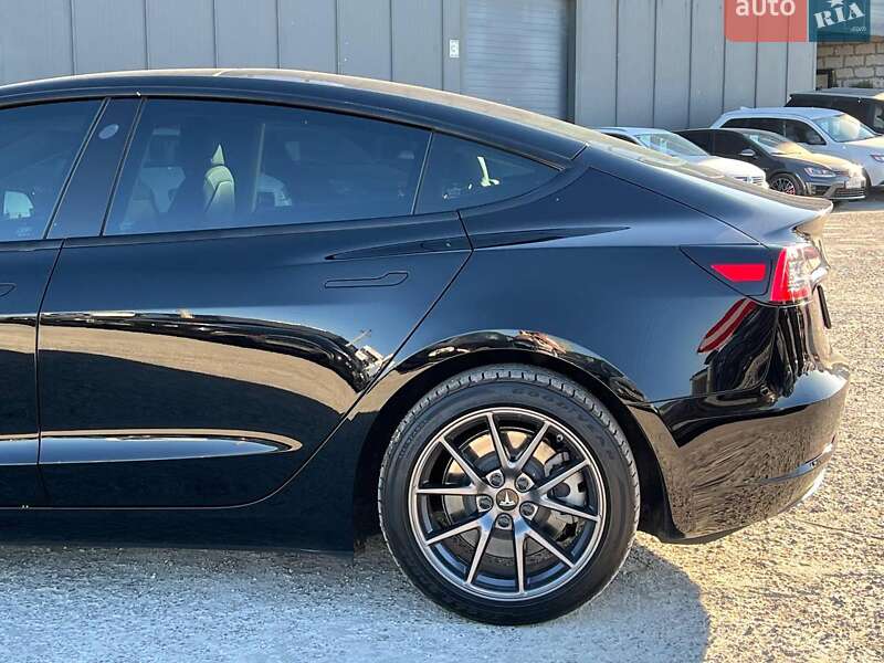 Седан Tesla Model 3 2021 в Львове