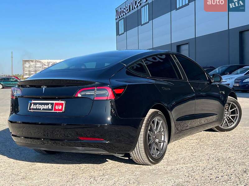 Седан Tesla Model 3 2021 в Львове