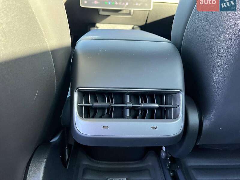 Седан Tesla Model 3 2021 в Львове