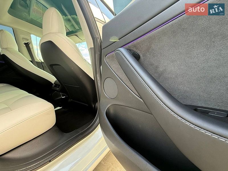 Седан Tesla Model 3 2021 в Киеве