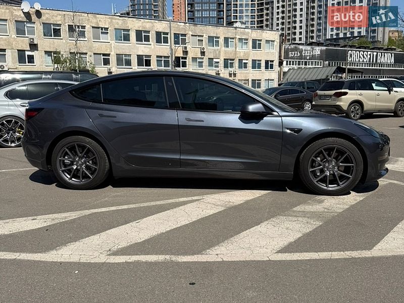Седан Tesla Model 3 2021 в Киеве