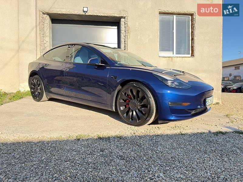 Седан Tesla Model 3 2023 в Львове