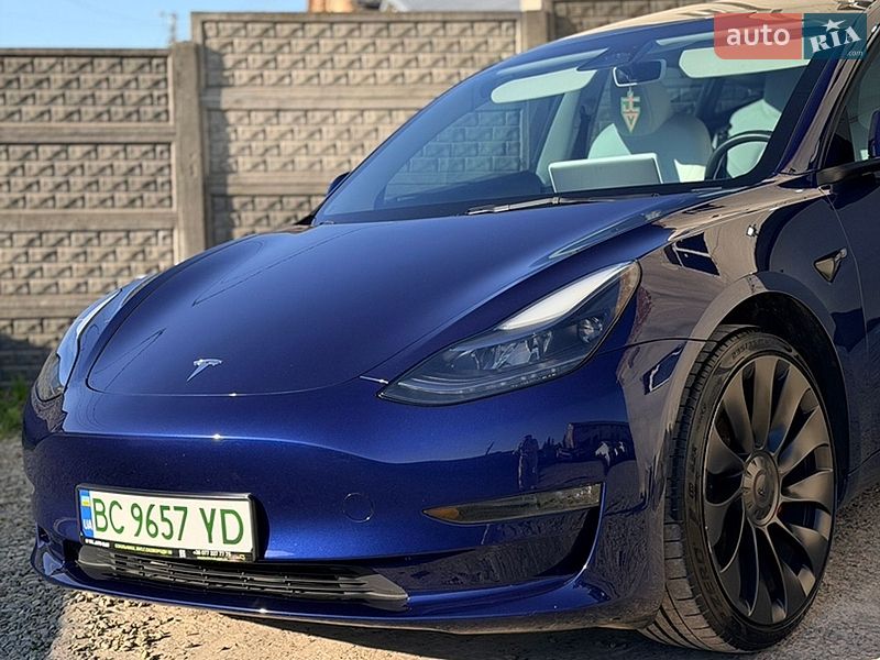 Седан Tesla Model 3 2023 в Львове