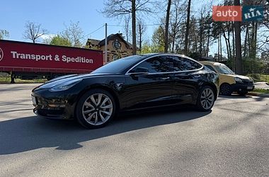Седан Tesla Model 3 2019 в Бучі
