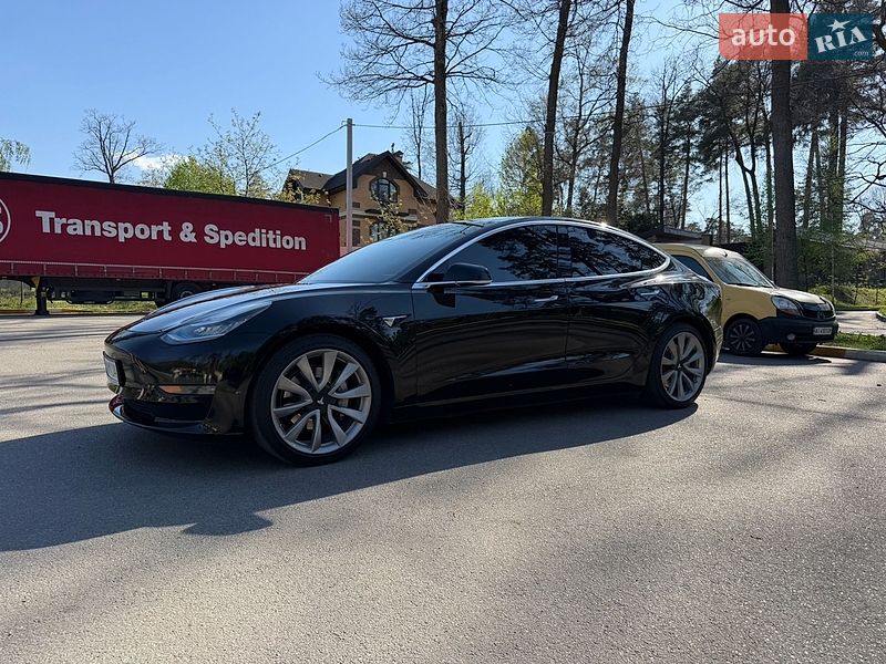 Седан Tesla Model 3 2019 в Бучі