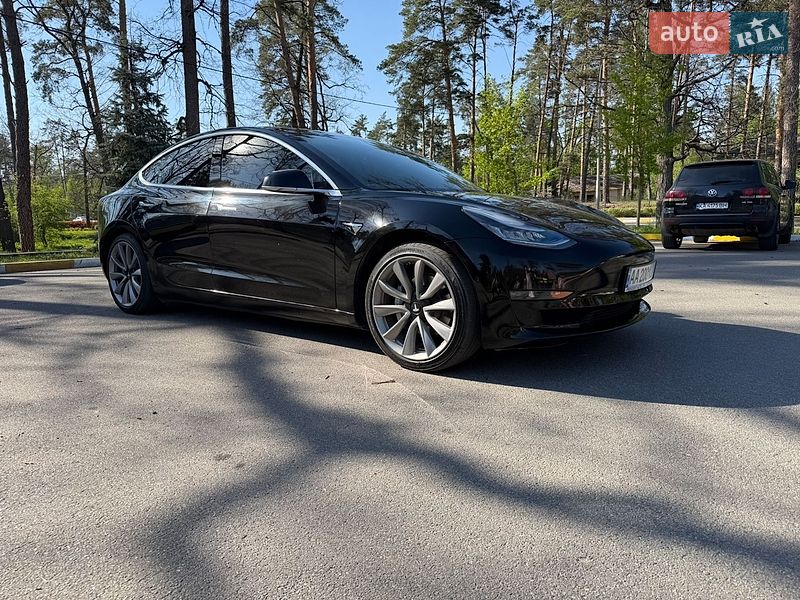 Седан Tesla Model 3 2019 в Бучі