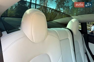 Седан Tesla Model 3 2019 в Бучі