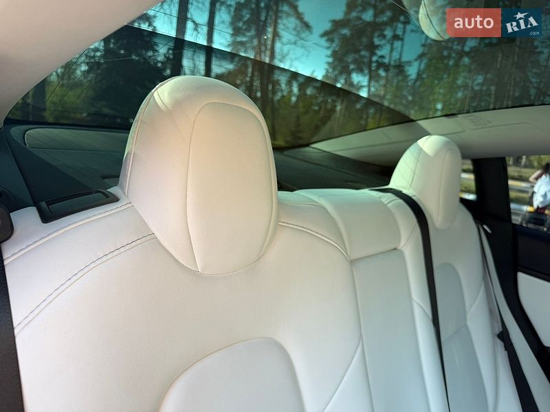Седан Tesla Model 3 2019 в Бучі