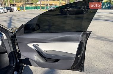 Седан Tesla Model 3 2019 в Бучі