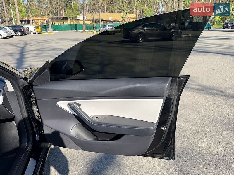 Седан Tesla Model 3 2019 в Бучі