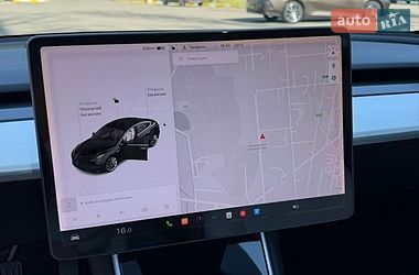Седан Tesla Model 3 2019 в Бучі