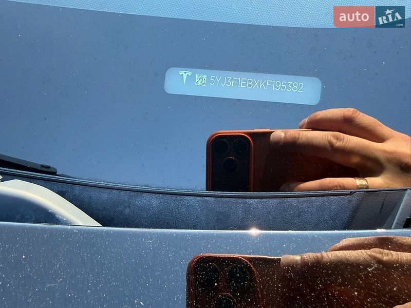 Седан Tesla Model 3 2019 в Бучі