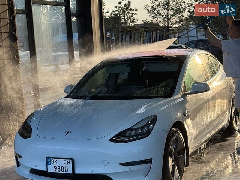 Седан Tesla Model 3 2018 в Ровно