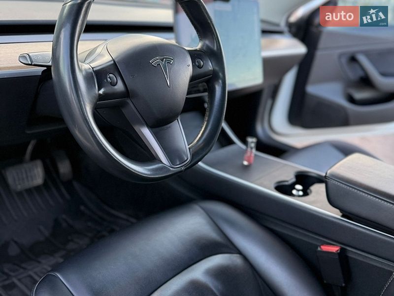 Седан Tesla Model 3 2018 в Ровно