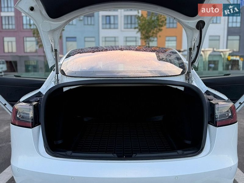 Седан Tesla Model 3 2018 в Ровно