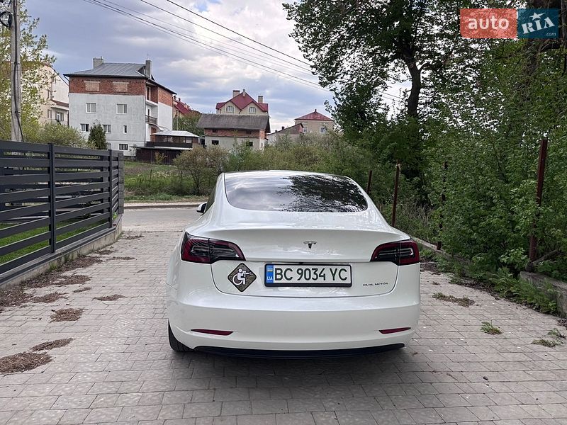 Седан Tesla Model 3 2023 в Львові