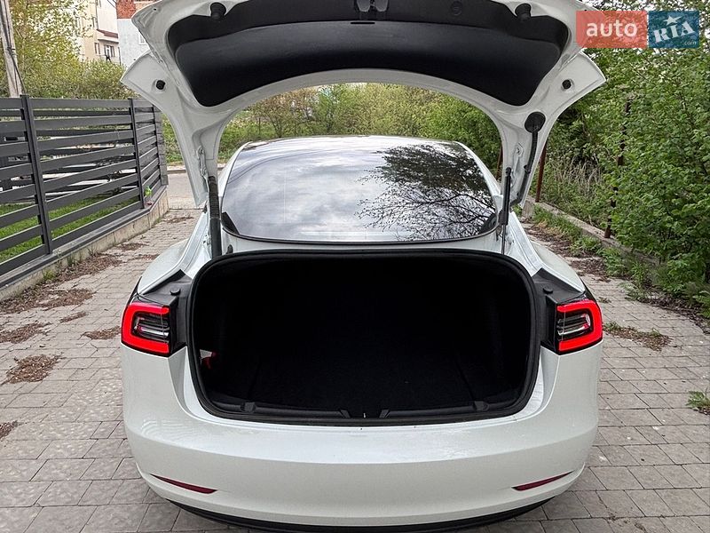 Седан Tesla Model 3 2023 в Львові