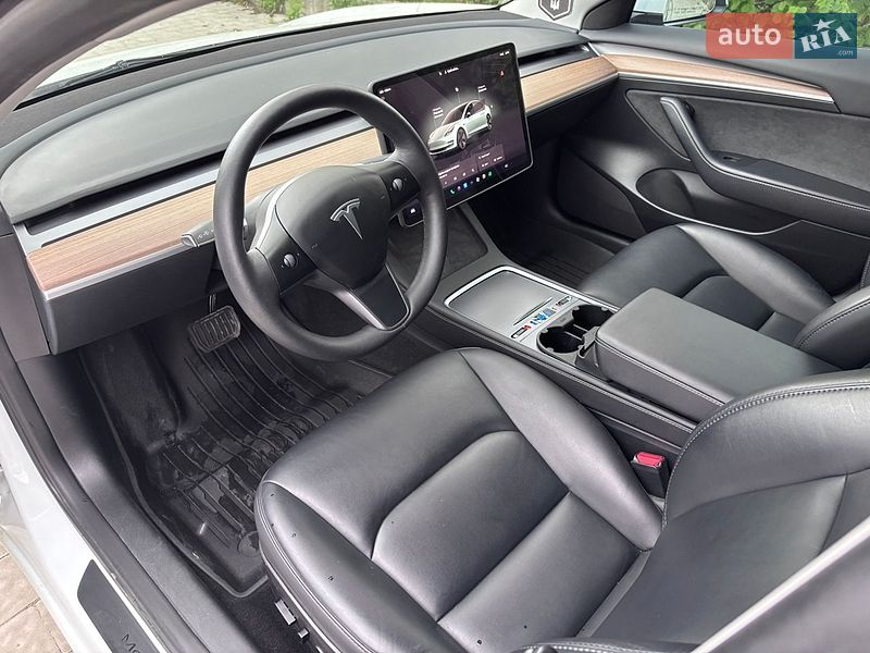 Седан Tesla Model 3 2023 в Львові