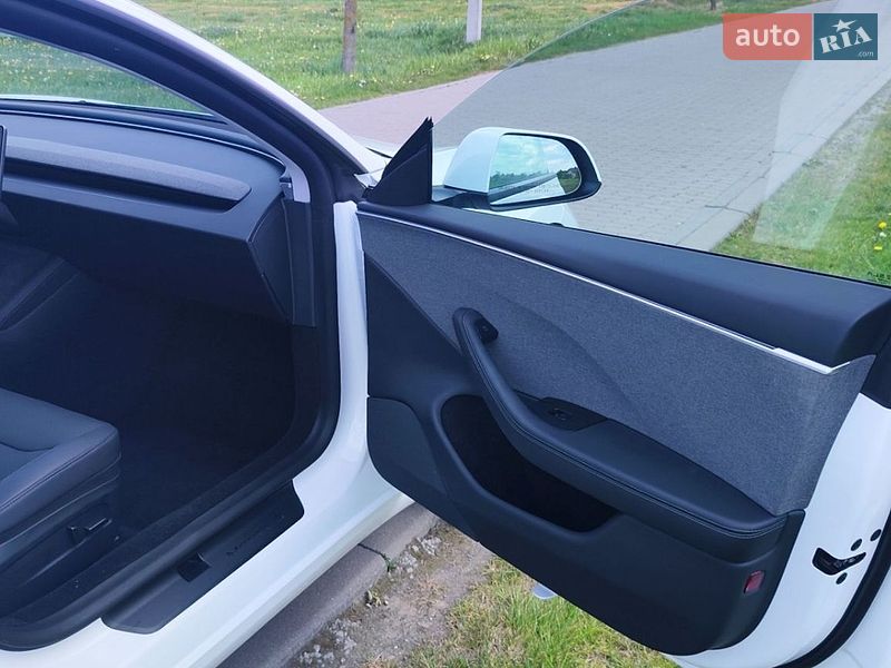 Седан Tesla Model 3 2024 в Стрые