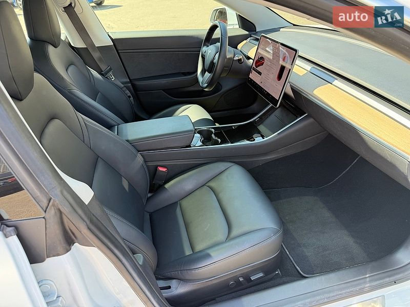 Седан Tesla Model 3 2018 в Києві