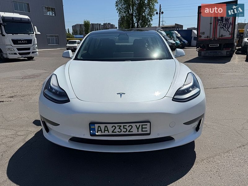 Седан Tesla Model 3 2018 в Києві