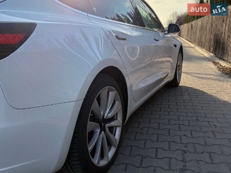 Седан Tesla Model 3 2019 в Львове